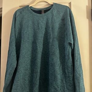Men’s Lululemon engineered warmth long sleeve crew. Green/teal color.